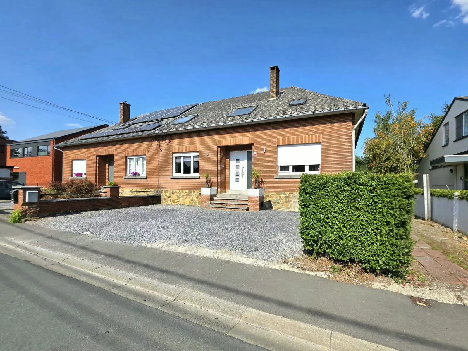 Villa à Bouge (Namur) — façade avant et stationnement privatif