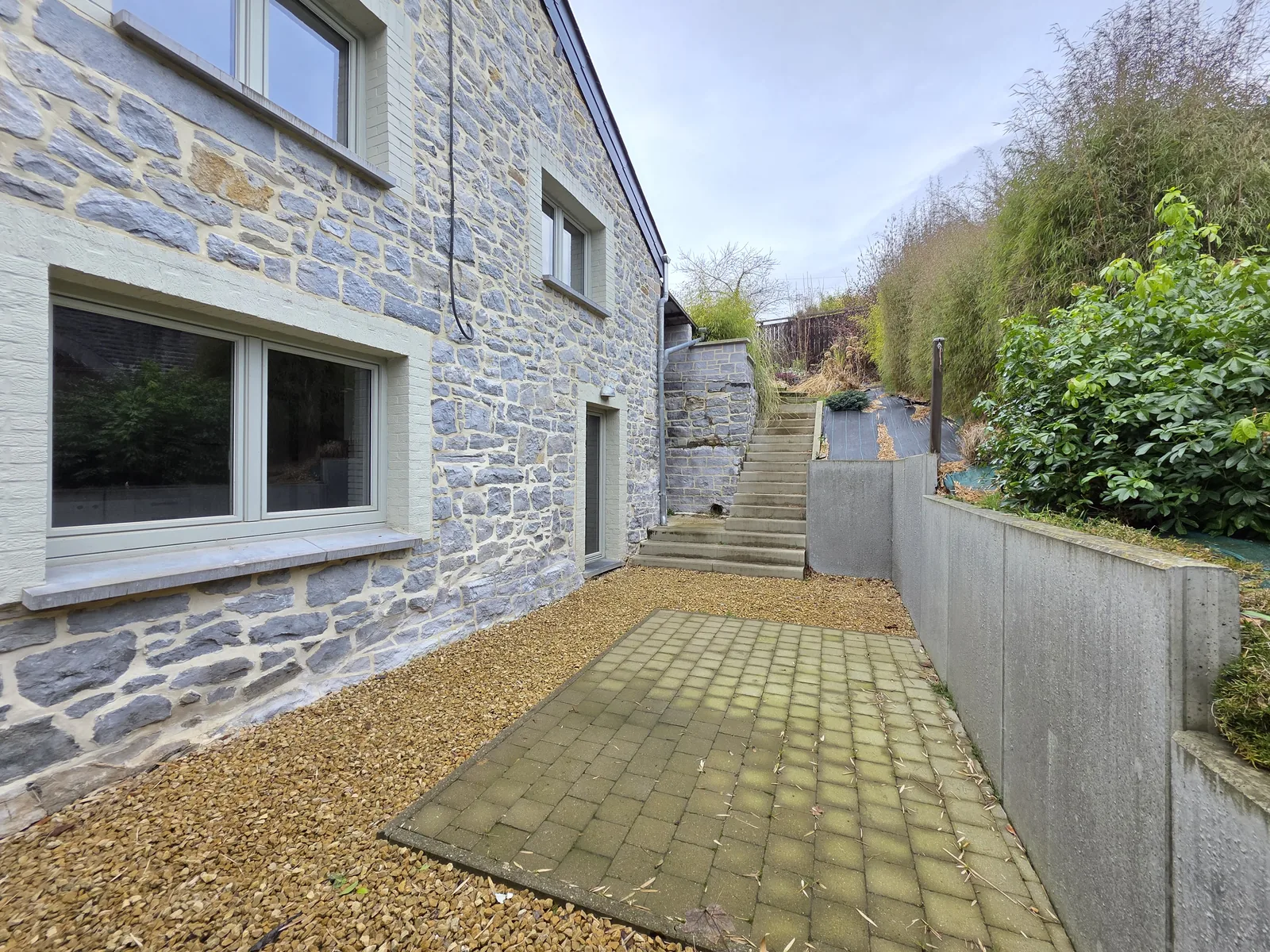 Accès latéral et escalier vers le jardin