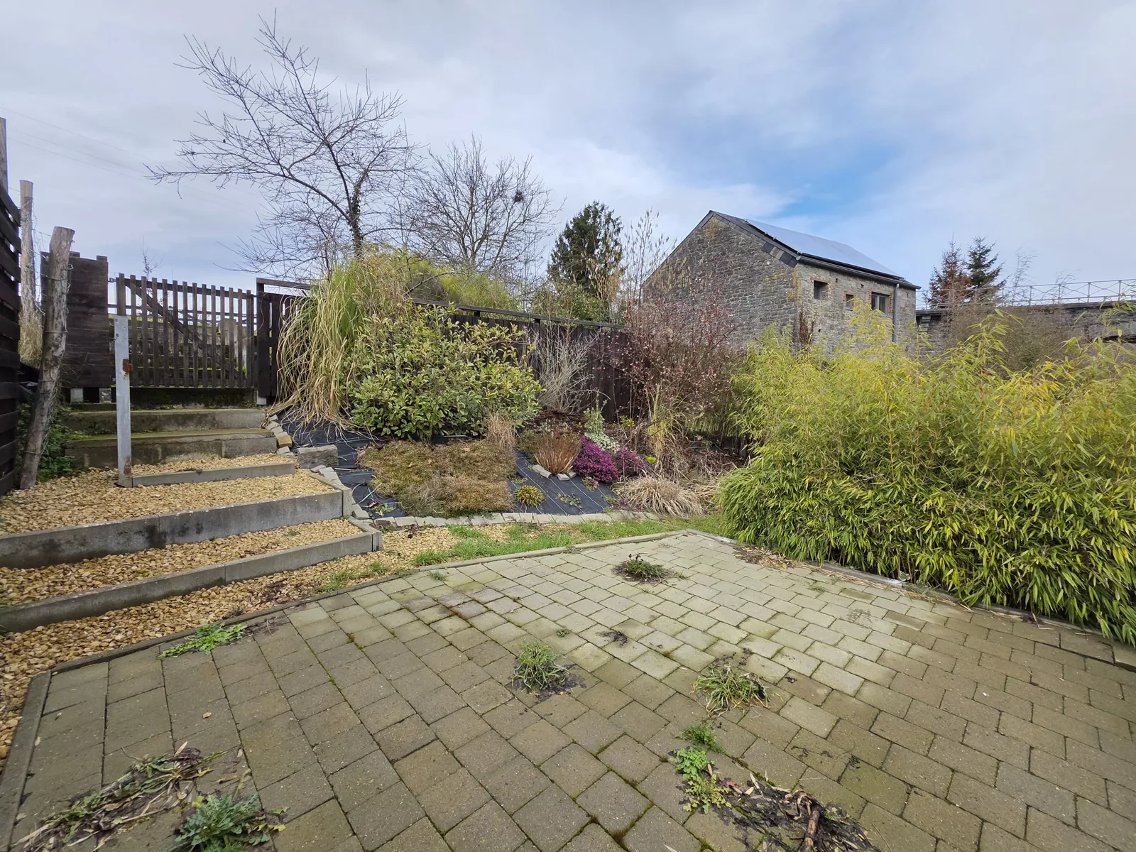 Terrasse pavée à l'arrière